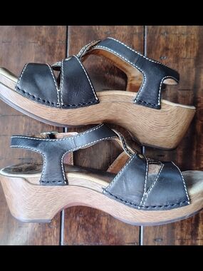 Dansko Black Leather Open Toe Platform Clogs/Sandals with Wood-Effect Sole